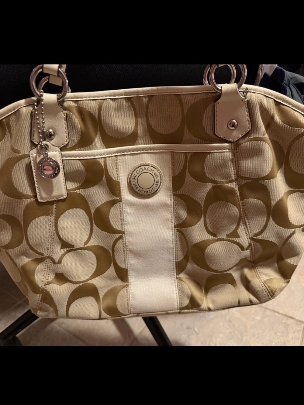 Coach Signature Canvas Shoulder bag in Khaki and Chalk